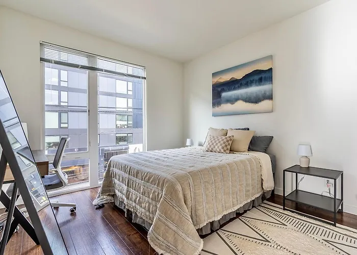 Close Downtown Modern Apartment - Pet Friendly, Wifi, Rooftop Views