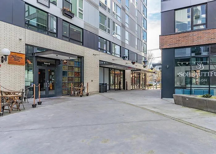 Close Downtown Modern Apartment - Pet Friendly, Wifi, Rooftop Views