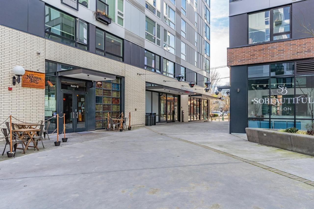 Close Downtown Modern - Pet Friendly, Wifi, Rooftop Views Appartamento