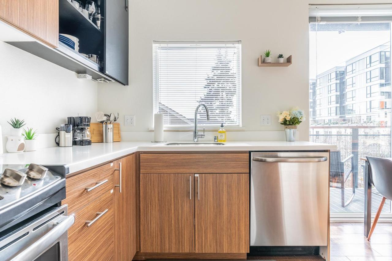 Close Downtown Modern - Pet Friendly, Wifi, Rooftop Views