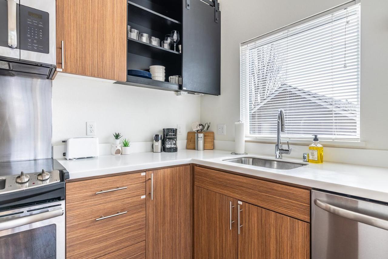 Close Downtown Modern - Pet Friendly, Wifi, Rooftop Views Seattle