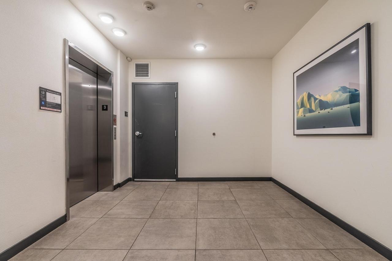 Close Downtown Modern - Pet Friendly, Wifi, Rooftop Views Appartamento *