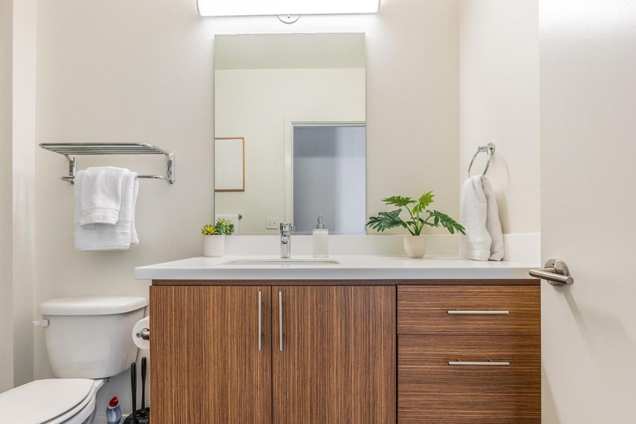 Close Downtown Modern - Pet Friendly, Wifi, Rooftop Views Seattle