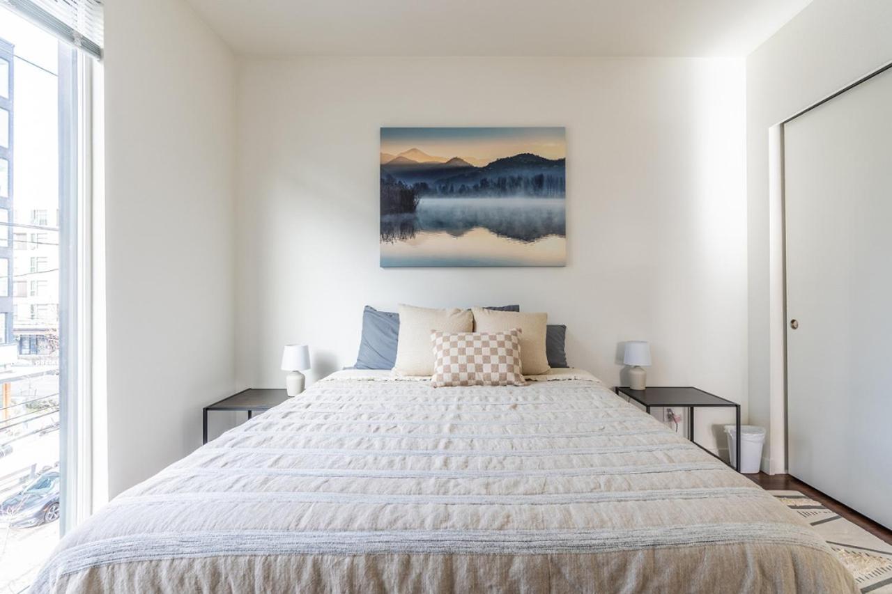 Close Downtown Modern - Pet Friendly, Wifi, Rooftop Views * Seattle