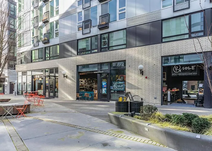 Close Downtown Modern Apartment - Pet Friendly, Wifi, Rooftop Views