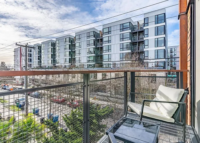 Close Downtown Modern Apartment - Pet Friendly, Wifi, Rooftop Views